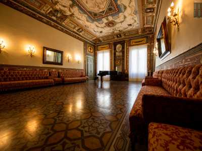 Ci ritroviamo cos� in un ambiente che pare una reggia...